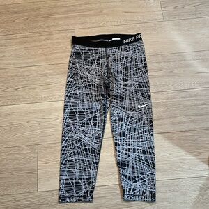 Women’s Nike leggings 23” like capris how do you spell capris?